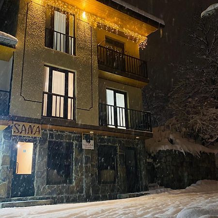 Sana Guest House Mestia Esterno foto